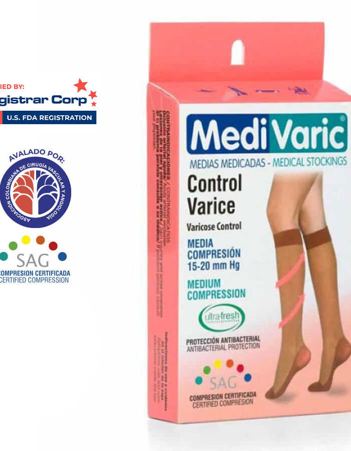 Empaque de medias Medivaric Control Varice junto a modelo con media a la rodilla transparente