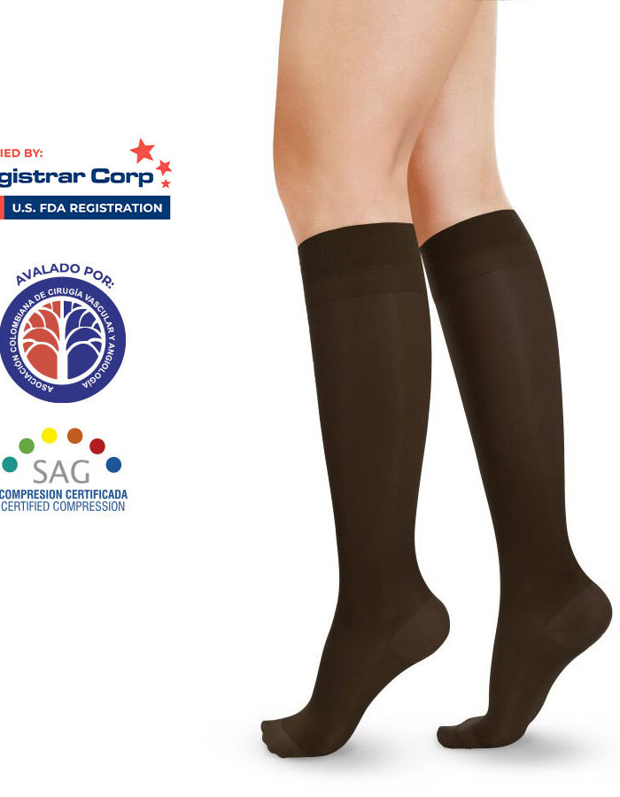 Empaque de medias negras Medivaric Control Varice junto a modelo con media a la rodilla transparente