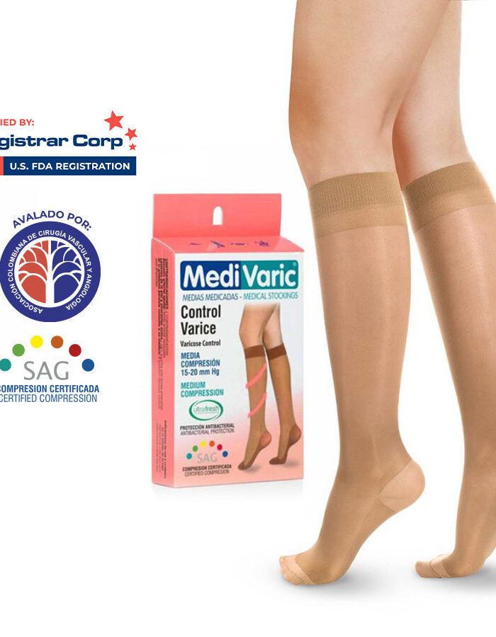 Mujer usando media de compresión transparente Medivaric a la rodilla con textura suave y punta cerrada