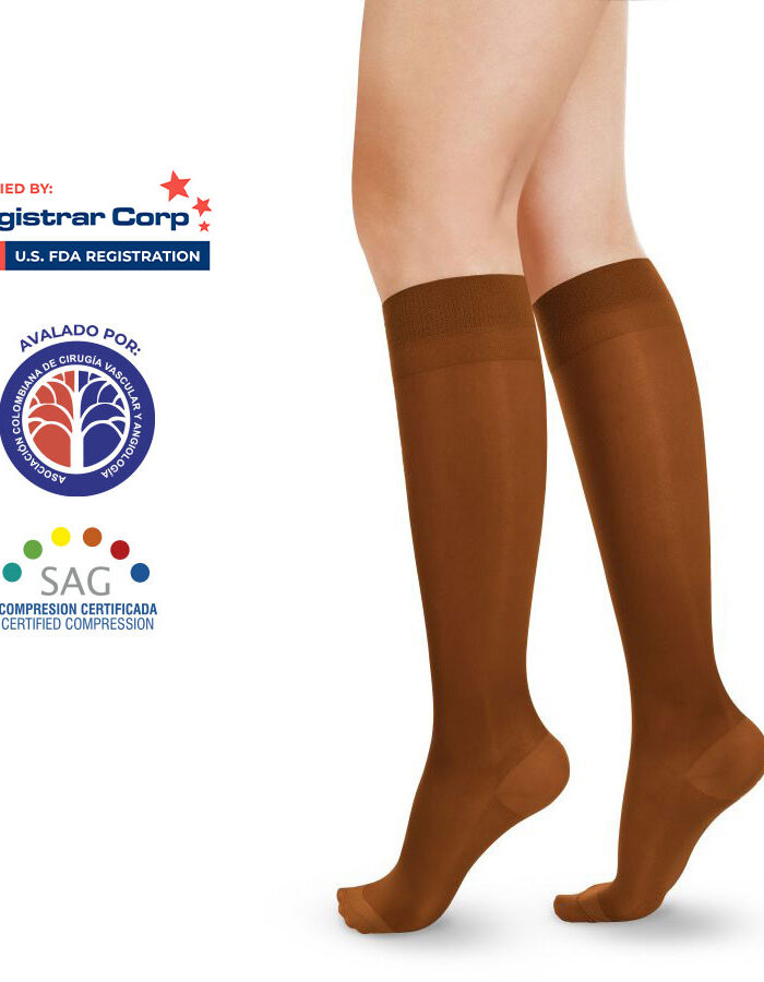 Empaque de medias Medivaric Control Varice junto a modelo con media a la rodilla transparente
