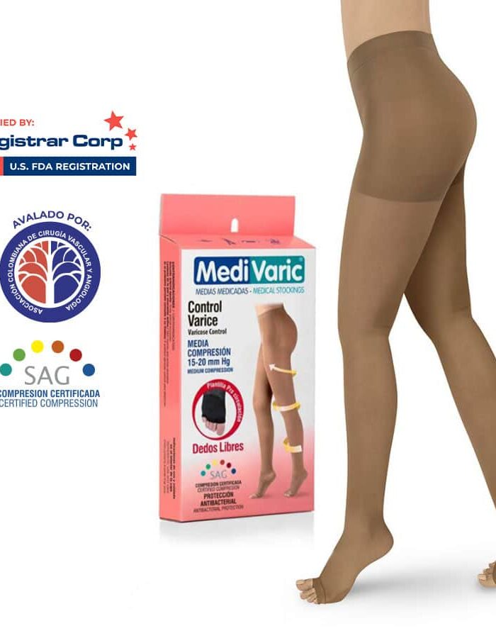 Mujer usando medias de compresión Medivaric a la cadera con dedos libres y textura transparente
