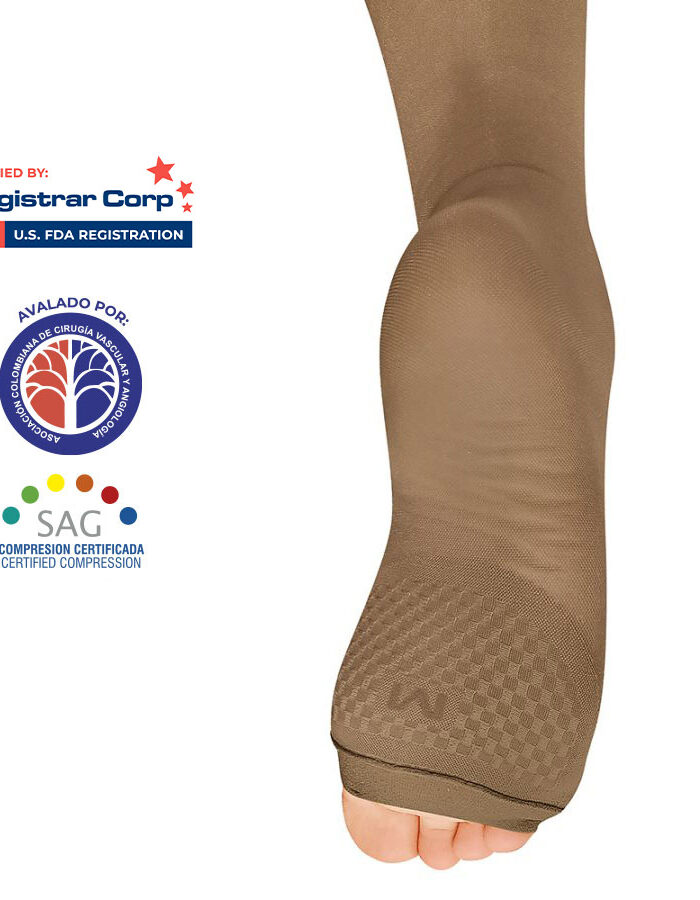 Certificaciones FDA y SAG visibles en empaque de medias Medivaric para várices con diseño de dedos descubiertos