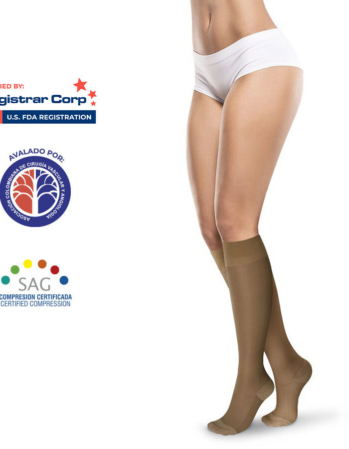 Modelo usando medias de compresión Medivaric negras a la rodilla con textura opaca y punta cerrada beige