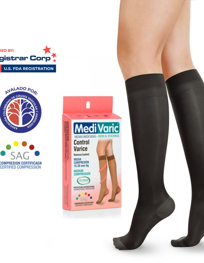 Modelo usando medias de compresión Medivaric negras a la rodilla con textura opaca y punta cerrada