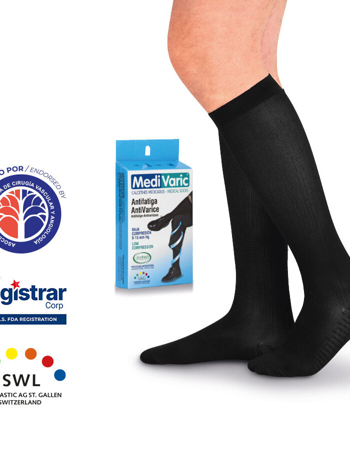 Hombre usando calcetines de compresión baja Medivaric negros hasta la rodilla con textura acanalada