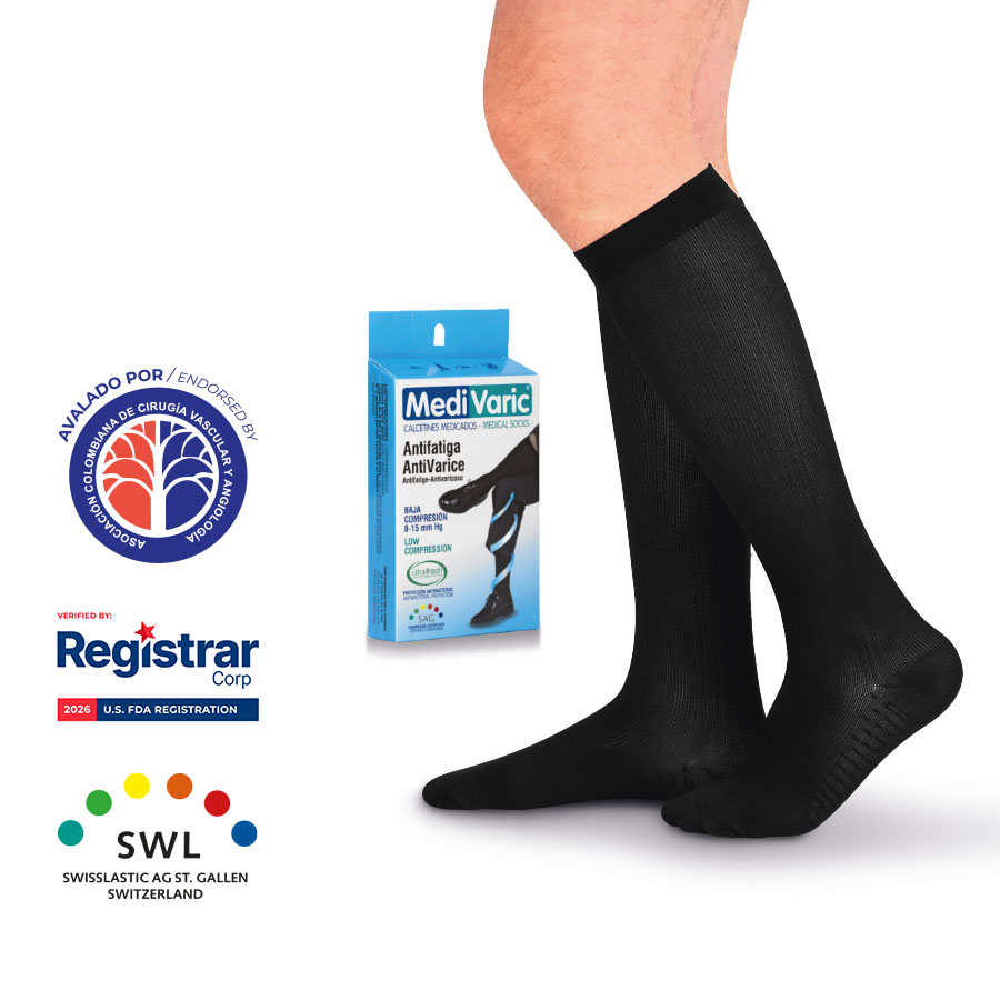 Hombre usando calcetines de compresión baja Medivaric negros hasta la rodilla con textura acanalada