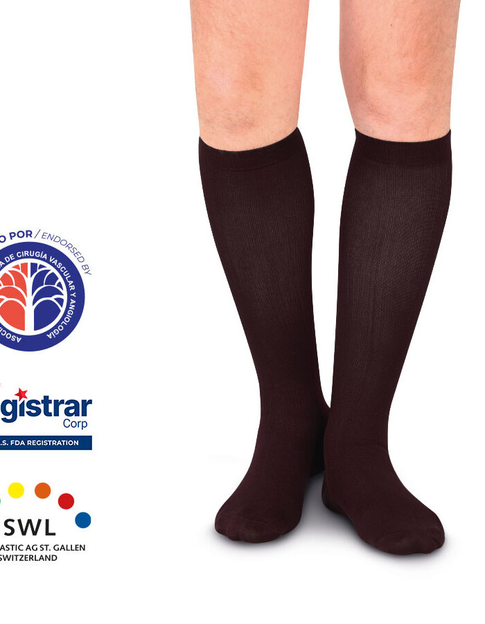 Hombre usando calcetines de compresión baja Medivaric negros hasta la rodilla con textura acanalada