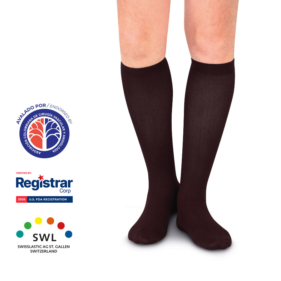 Hombre usando calcetines de compresión baja Medivaric negros hasta la rodilla con textura acanalada