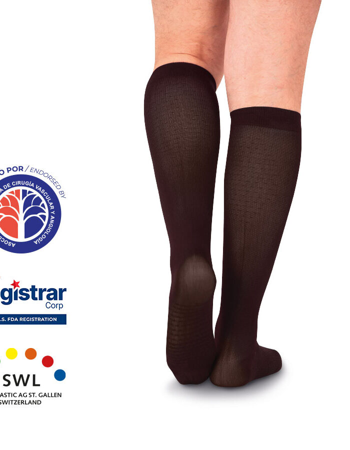 Hombre usando calcetines de compresión baja Medivaric negros hasta la rodilla con textura acanalada