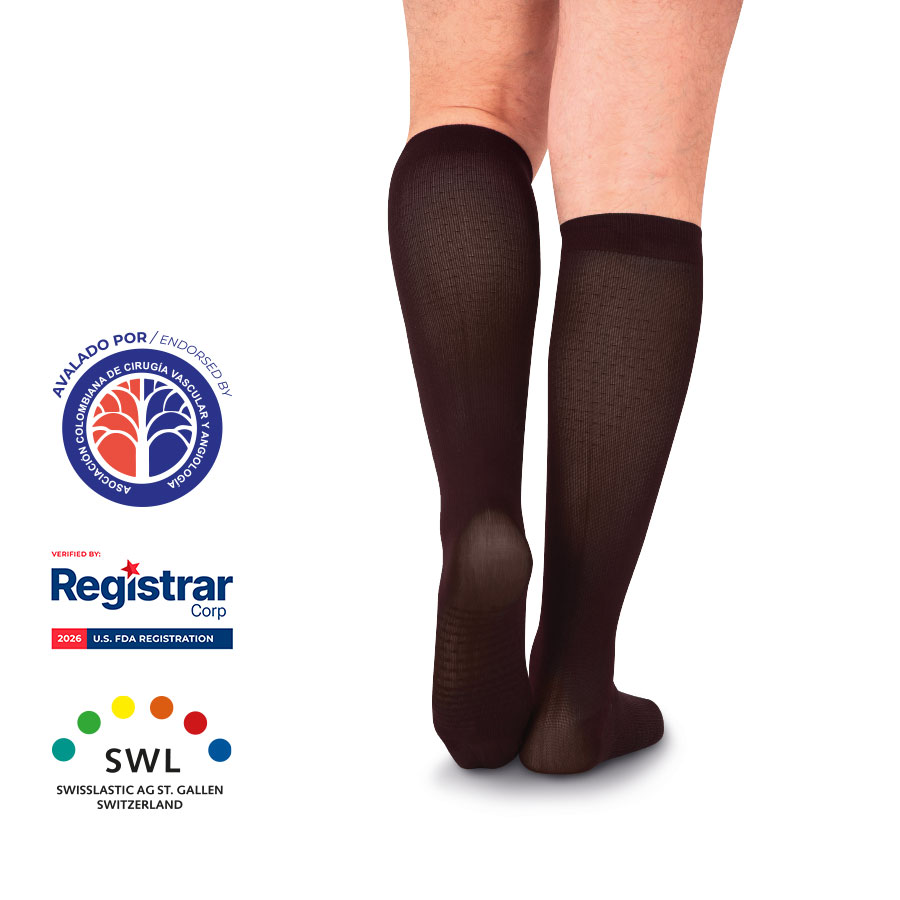 Hombre usando calcetines de compresión baja Medivaric negros hasta la rodilla con textura acanalada