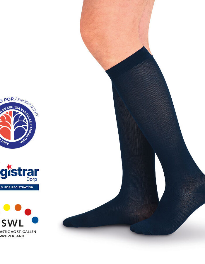 Hombre usando calcetines de compresión baja Medivaric negros hasta la rodilla con textura acanalada