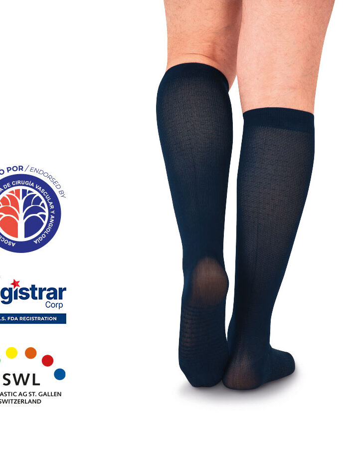 Hombre usando calcetines de compresión baja Medivaric negros hasta la rodilla con textura acanalada