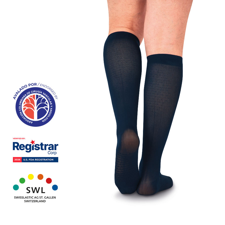 Hombre usando calcetines de compresión baja Medivaric negros hasta la rodilla con textura acanalada