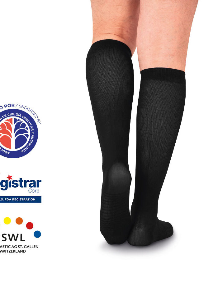 Hombre usando calcetines de compresión baja Medivaric negros hasta la rodilla con textura acanalada