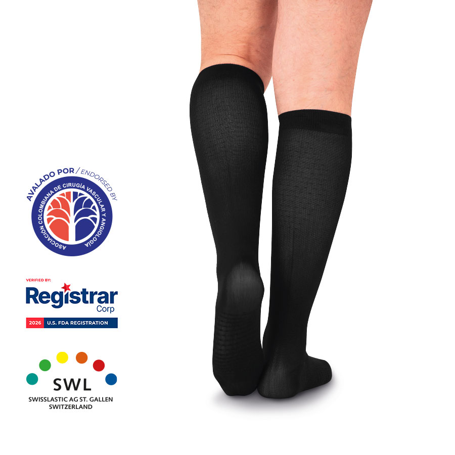 Hombre usando calcetines de compresión baja Medivaric negros hasta la rodilla con textura acanalada