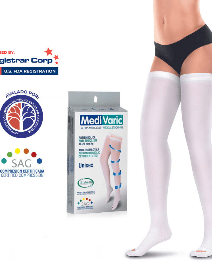 Medias antiembólicas Medivaric al muslo en color blanco, con diseño de puntera abierta sobre modelo femenino.