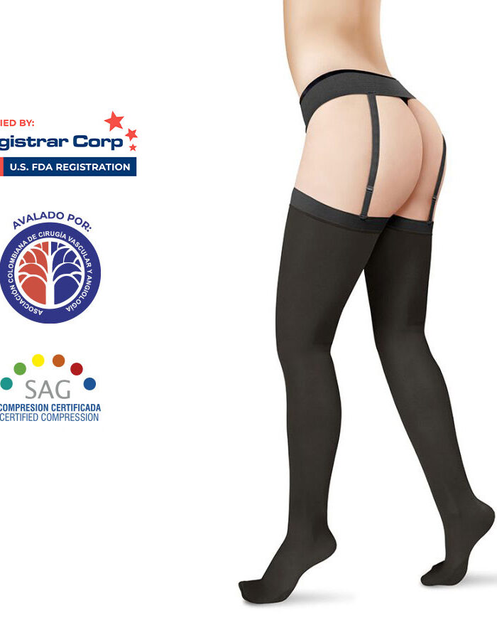Modelo usando medias de compresión Medivaric negras al muslo con soporte de liguero ajustabl