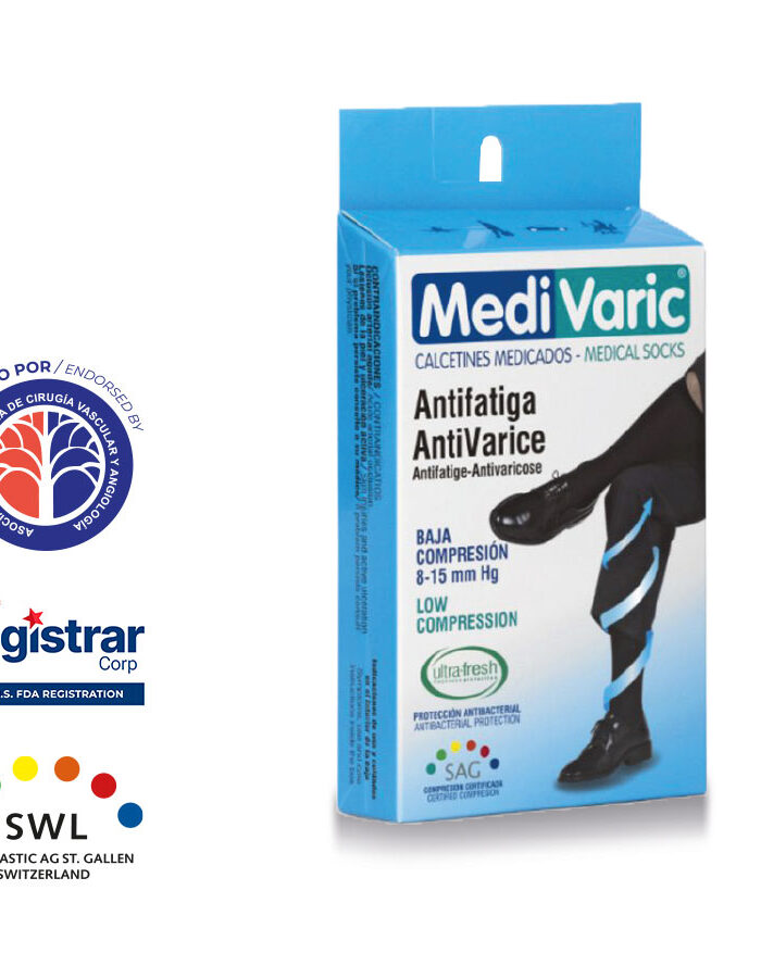 Hombre usando calcetines de compresión baja Medivaric negros hasta la rodilla con textura acanalada