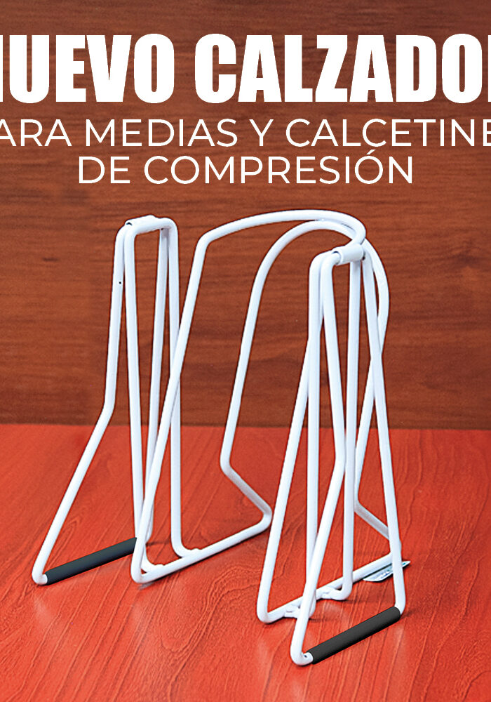 Calzador para medias de compresión MediVaric color blanco con estructura metálica sobre fondo mader