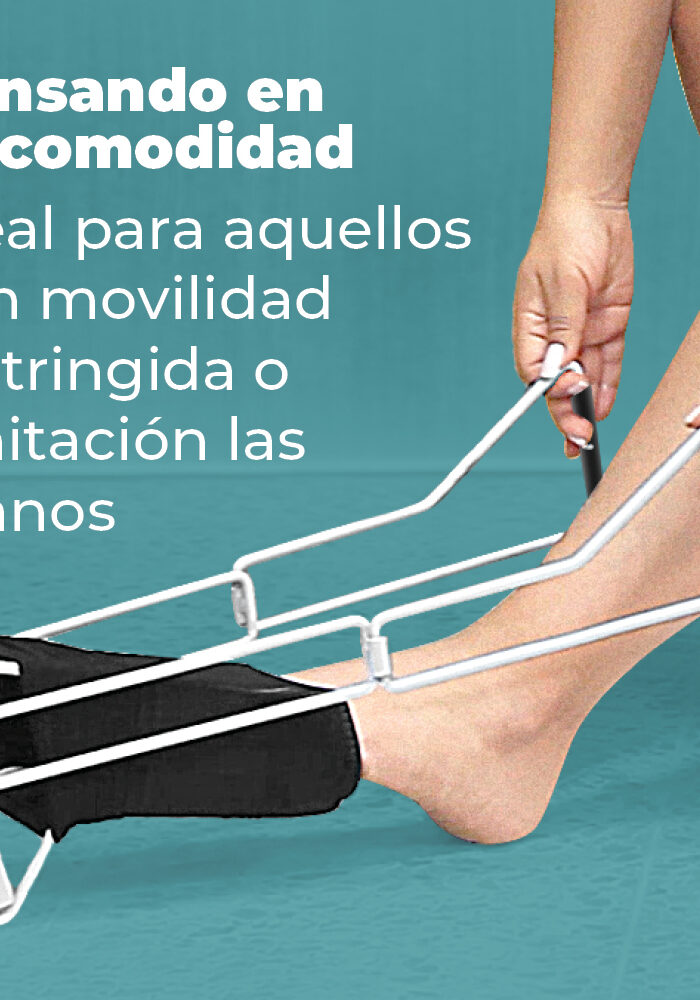 Persona usando el calzador MediVaric para colocarse medias de compresión fácilmente