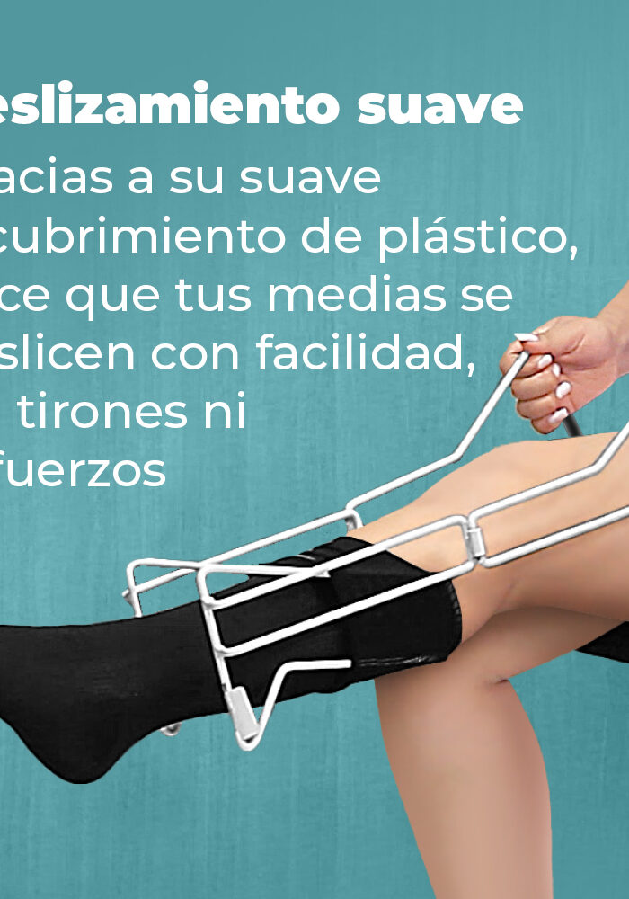 Un pie usando el calzador MediVaric para colocarse medias de compresión fácilmente